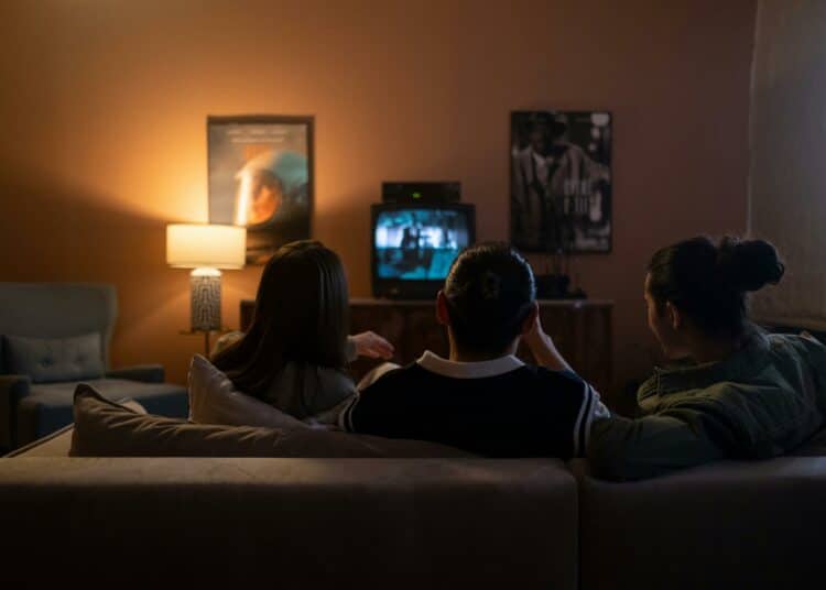 pexels-ron-lach-regarder tele-Les 5 films cultes regarder avec colocs jpg