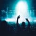 pexels-sebastian-ervi-personne qui lève les bras devant une scène à un festival - 5 artistes à ne pas manquer au festival Pukkelpop 2024