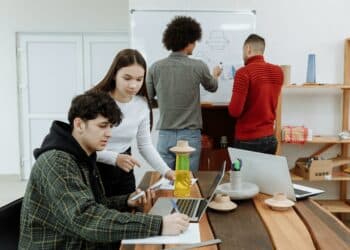 pexels-thirdman-étudiants qui travaillent ensemble-les 5 avantages à faire partie d'un kot à projet