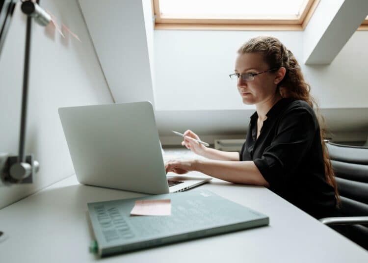 pexels-thirdman-travail- Astuces productivité étudiant