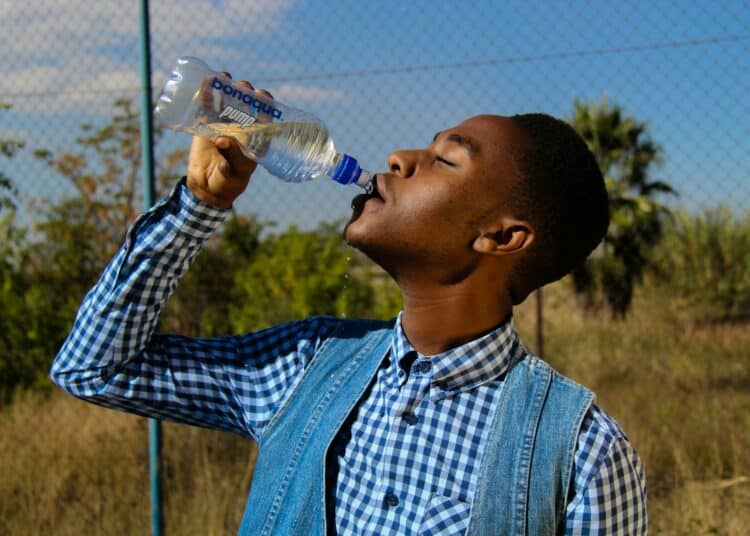 pexels-thomas-chauke-homme boit eau-bois pas assez d’eau, comment faire boire plus ?