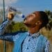 pexels-thomas-chauke-homme boit eau-bois pas assez d’eau, comment faire boire plus ?