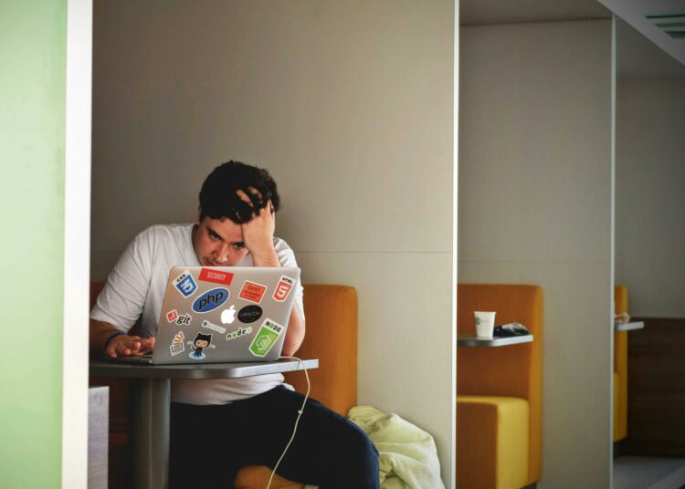 pexels-tim-gouw-Homme travail - Guidegestion du stress études