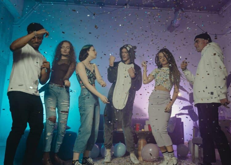 pexels-tima-miroshnichenko-étudiants qui dansent-dis moi sur quel musique tu danses en casa, je te dirais qui tu es