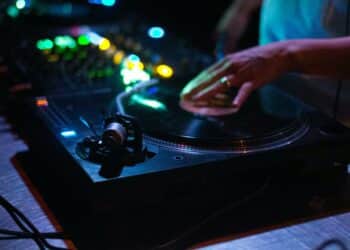 pexels-wendy-wei-dj qui mixe en soirée - Quelle est ta musique préférée en soirée étudiante