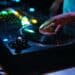 pexels-wendy-wei-dj qui mixe en soirée - Quelle est ta musique préférée en soirée étudiante