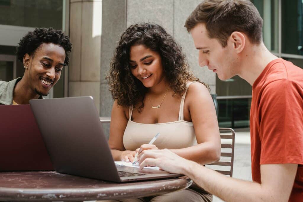 pexels-william-fortunato-étudiants qui travaillent ensemble sur un projet- c'est quoi les KAP