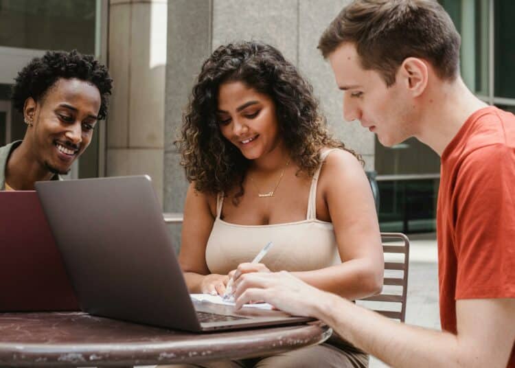 pexels-william-fortunato-étudiants qui travaillent ensemble sur un projet- c'est quoi les KAP