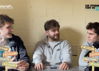 Les étudiants font du ski