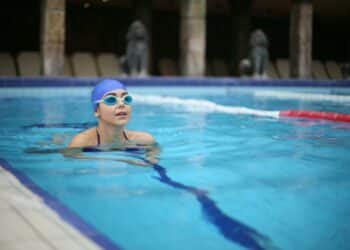pexels-andrea-piacquadio-fille qui fait de la natation-4 raisons d'aller à la piscine quand tu es étudiant
