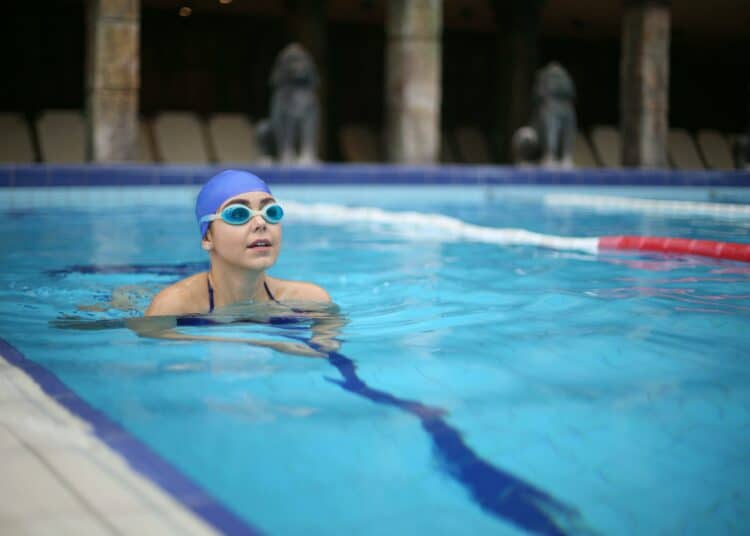 pexels-andrea-piacquadio-fille qui fait de la natation-4 raisons d'aller à la piscine quand tu es étudiant