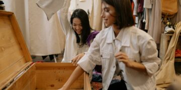 pexels-cottonbro- 5 voordelen van vintagekleding voor studenten