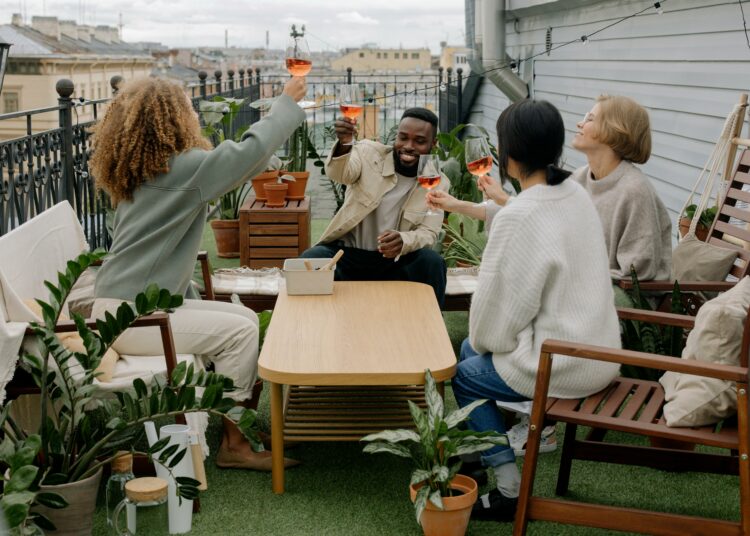 pexels-cottonbro-studio-amis sur une terrasses avec un verre-Top 7 des sujets à aborder en terrasse