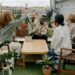 pexels-cottonbro-studio-amis sur une terrasses avec un verre-Top 7 des sujets à aborder en terrasse
