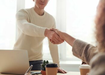 pexels-fauxels-personnes qui se serrent la main-3 choses que tu dois savoir avant de rentrer dans le monde du travail