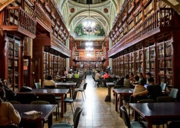 pexels-gesel-gens à la bibliothèque-Étudier à la bibliothèque les avantages et inconvénients