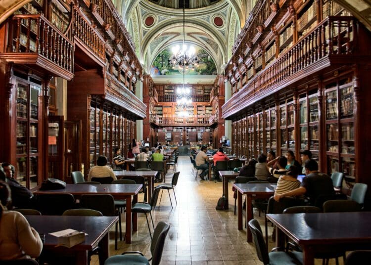 pexels-gesel-gens à la bibliothèque-Étudier à la bibliothèque les avantages et inconvénients