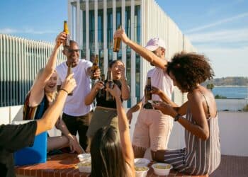 exels-kampus-production-jeune qui lèvent leur bière à l'occasion de quelque chose-Les 4 Festivals de la Bière les plus fous