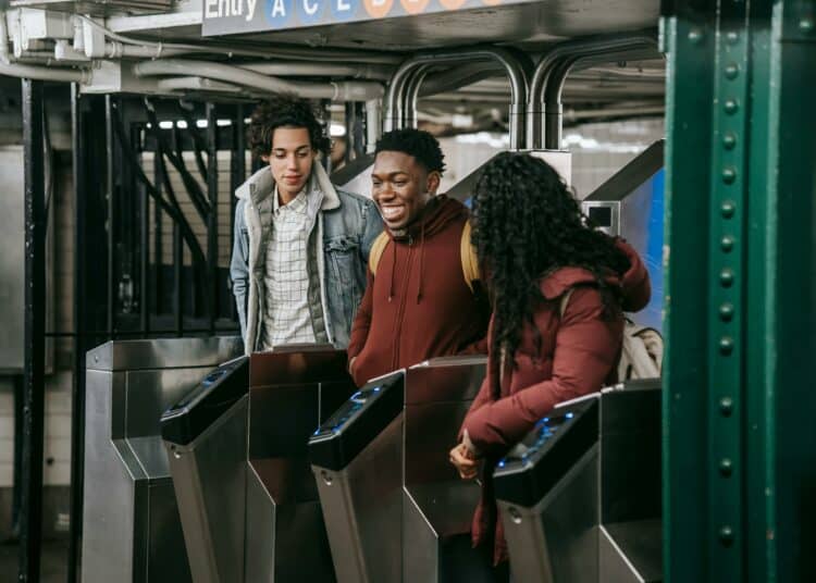 pexels-keira-burton-étudiants qui prennent le métro- comment comprendre les transports à Bruxelles