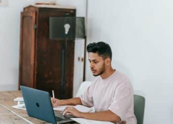 pexels-michael-burrows-étudiant à la maison- quand commencer son blocus de juin