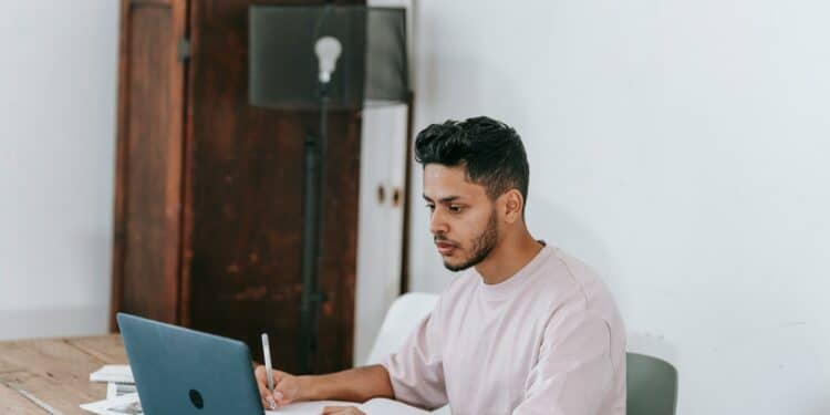 pexels-michael-burrows-étudiant à la maison- quand commencer son blocus de juin