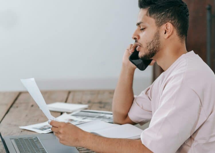 pexels-michael-burrows-jeune au téléphone- top 7 des excuses après avoir raté un examen