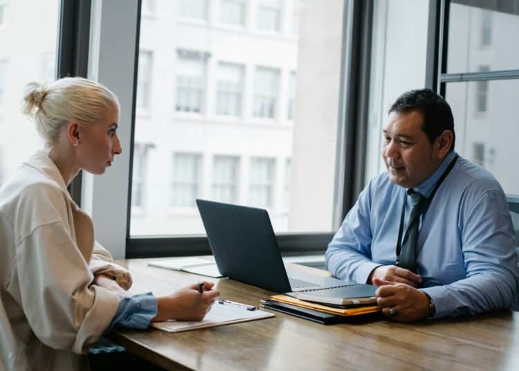 pexels-sora-shimazaki-5668863-entretien d'embauche-Entretien d’embauche comment se démarquer