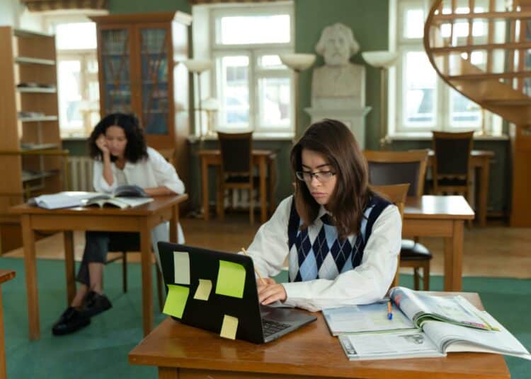 pexels-yaroslav-shuraev - 6 memes qui résument bien ton état la veille d'un examen