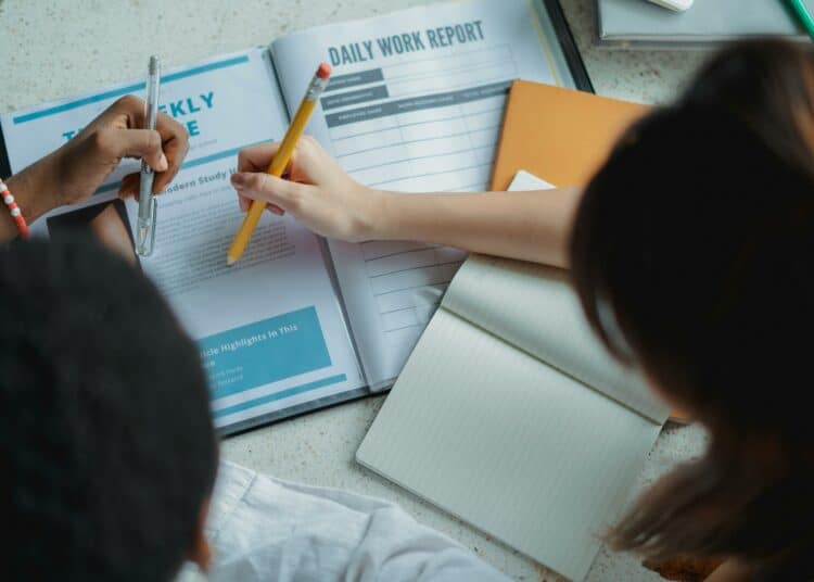 pexels-zen-chung-amis qui étudient ensemble-Comment motiver ton:ta pote d’aller à la bibliothèque