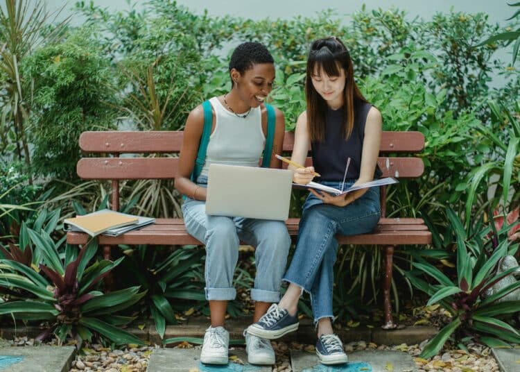 pexels-zen-chung-étudiantes qui discutent-Top 8 des excuses pour gratter une synthèse