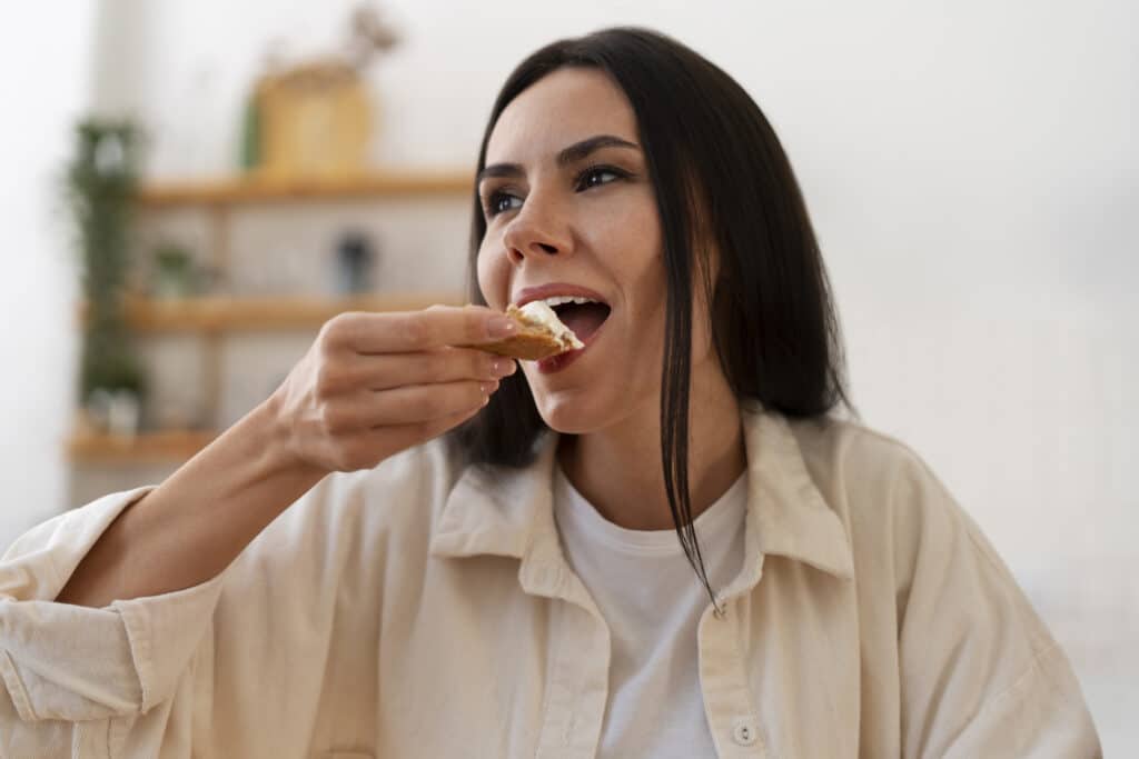 freepik - étudiante qui mange du fromage - Les étudiants et le fromage, la seule vraie histoire d’amour