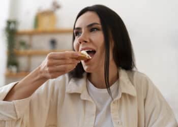 freepik - étudiante qui mange du fromage - Les étudiants et le fromage, la seule vraie histoire d’amour