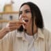freepik - étudiante qui mange du fromage - Les étudiants et le fromage, la seule vraie histoire d’amour