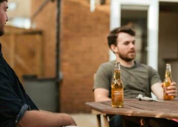 pexels-anete-lusina-5 redenen voor studenten om een terrasje te doen met vrienden na de examens