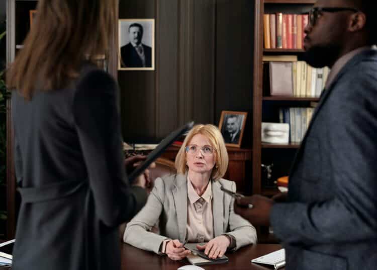 pexels-august-de-richelieu- députés qui travaillent au parlement - On t'explique la différence entre Parlement et Gouvernement