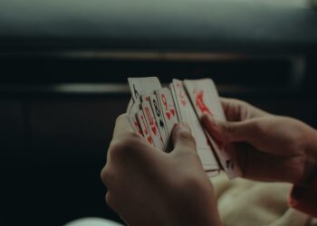 pexels-gaspar-zaldo-jeu de cartes-top 5 des jeux à faire en terrasse entre amis