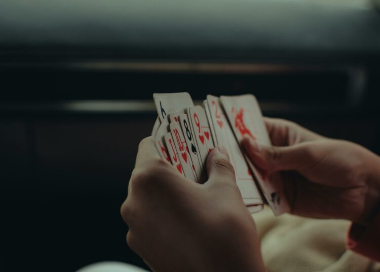 pexels-gaspar-zaldo-jeu de cartes-top 5 des jeux à faire en terrasse entre amis