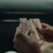 pexels-gaspar-zaldo-jeu de cartes-top 5 des jeux à faire en terrasse entre amis