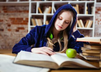 pexels-george-dolgikh-fille qui étudie-Comment cumuler la défense orale de ton TFEmémoire et tes examens