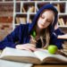 pexels-george-dolgikh-fille qui étudie-Comment cumuler la défense orale de ton TFEmémoire et tes examens