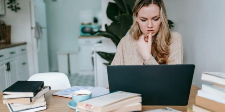 pexels-george-milton-étudiante qui étudie-Comment gérer le poids de tes études