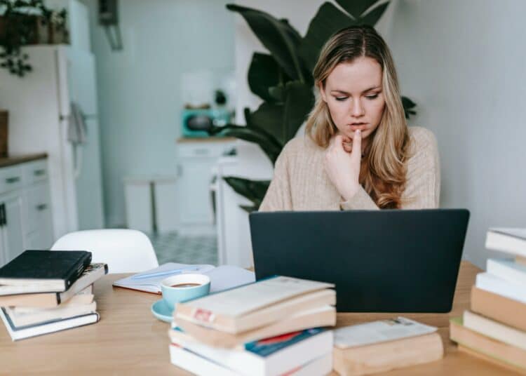 pexels-george-milton-étudiante qui étudie-Comment gérer le poids de tes études