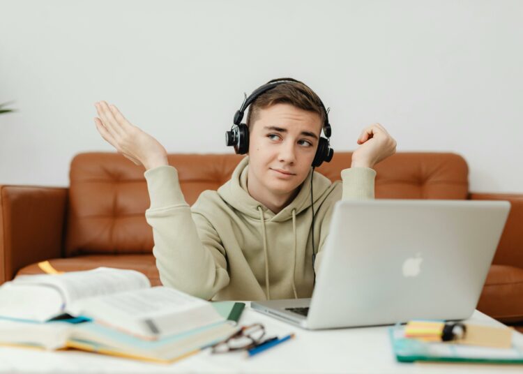 pexels-karolina-grabowska-étudiant devant un ordinateur-7 conseils à appliquer si tu es en retard sur tes matières