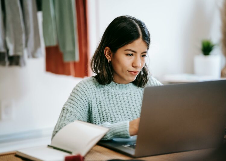 pexels-liza-summer-étudiante qui travaille sur son ordinateur-5 activités originales à faire durant ton blocus