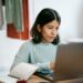 pexels-liza-summer-étudiante qui travaille sur son ordinateur-5 activités originales à faire durant ton blocus