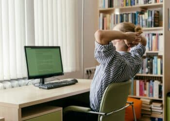 pexels-mikhail-nilov- 5 voordelen van blended learning voor studenten