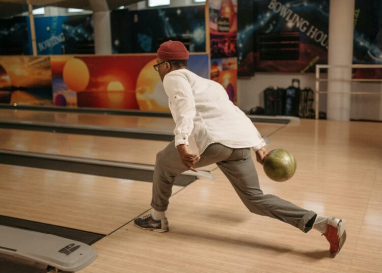 pexels-pavel-danilyuk-jeune qui joue au bowling-Pourquoi les soirées bowling sont incroyables en tant qu’étudiant