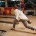 pexels-pavel-danilyuk-jeune qui joue au bowling-Pourquoi les soirées bowling sont incroyables en tant qu’étudiant