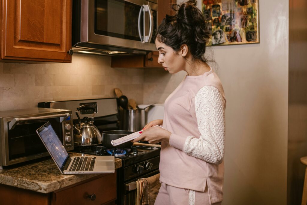 pexels-rdne-stock-project-jeune fille qui cuisine en regardant son pc-3 Recettes de desserts pour la coloc
