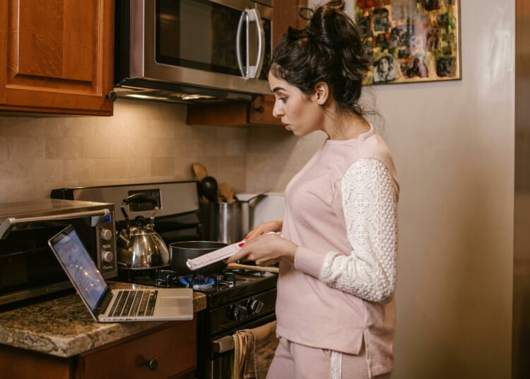 pexels-rdne-stock-project-jeune fille qui cuisine en regardant son pc-3 Recettes de desserts pour la coloc